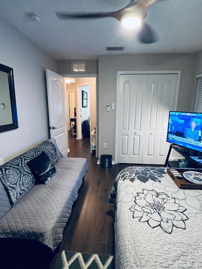 Ruskin Fl Private 2 Bdrm 1 Bath Suite Common Areas Shared With Host And Cat Εξωτερικό φωτογραφία